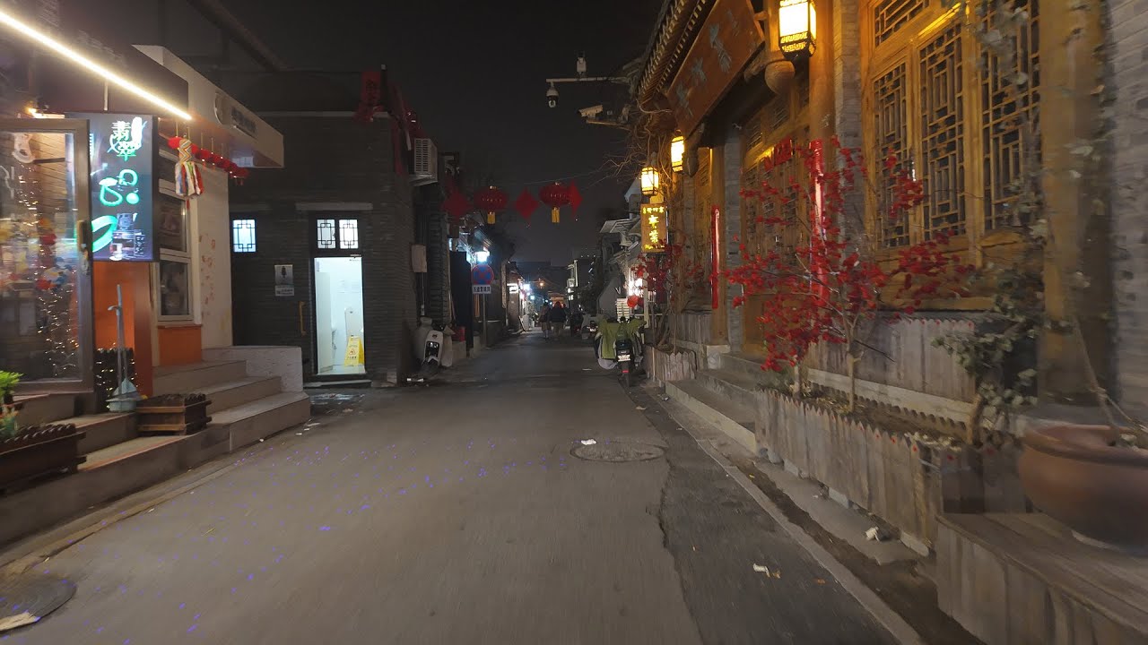 2024大年初三北京的五道营胡同和国子监的夜晚Walking on Beijing's Wudaoying Hutong and Guozijian are enchanting.