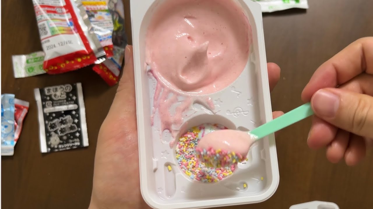 駄菓子屋で見つけた伝説のお菓子「ねるねるねるね」を作って食べてみた