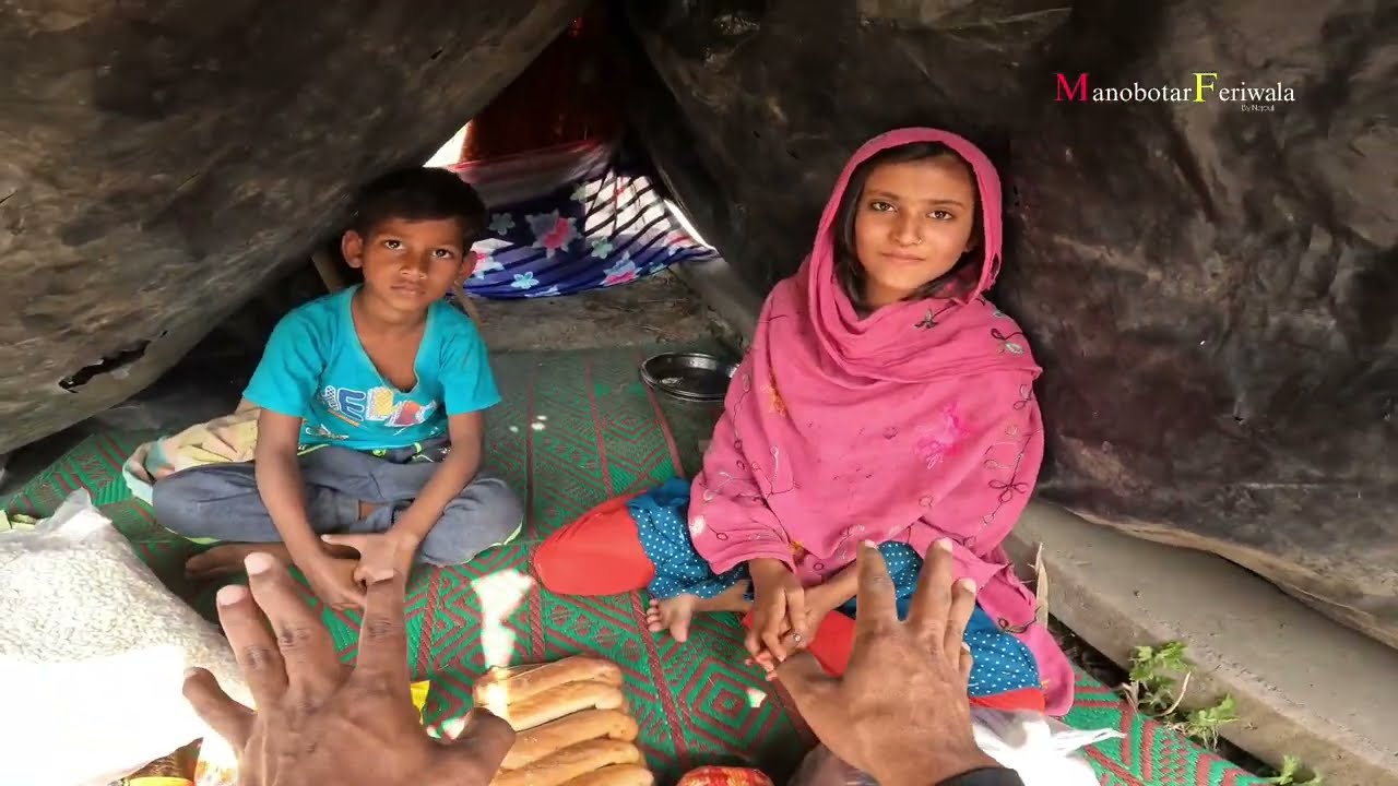 নিষ্ঠুর মামার অত্যাচারে আজ ছোট্ট দুই ভাই-বোন রাস্তায় পড়ে আছে!