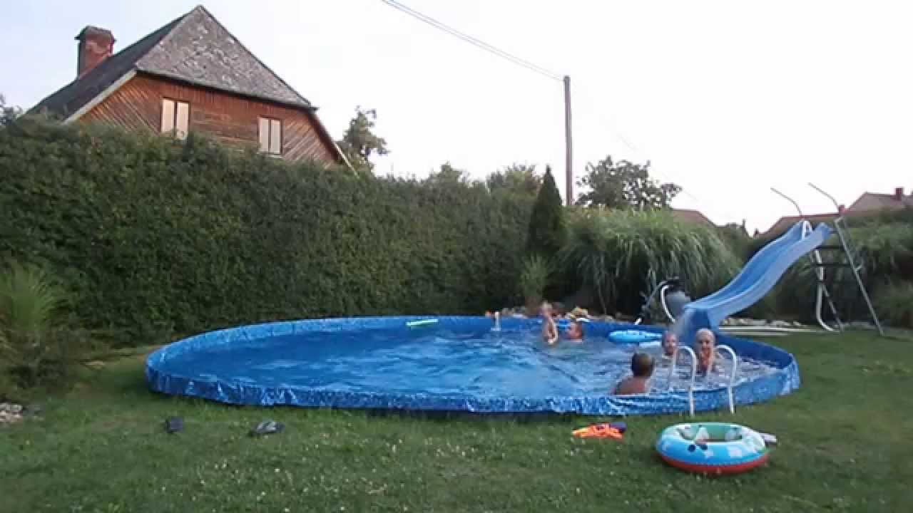 děti v bazénu