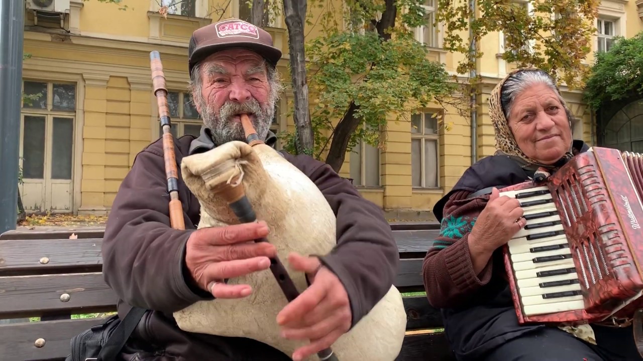 Bulgarian Bagpipe (Djura Gaida) Playing in the streets of Sofia. Гайдар Свири на Джура Гайда в София