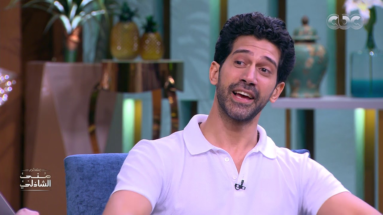 الممثل أحمد مجدي يفاجئ منى الشاذلي على الهواء 