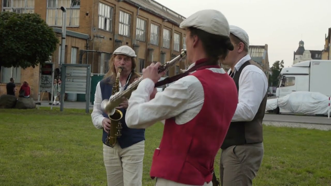 Misirlou live performed by Les Connaisseurs - saxophone trio