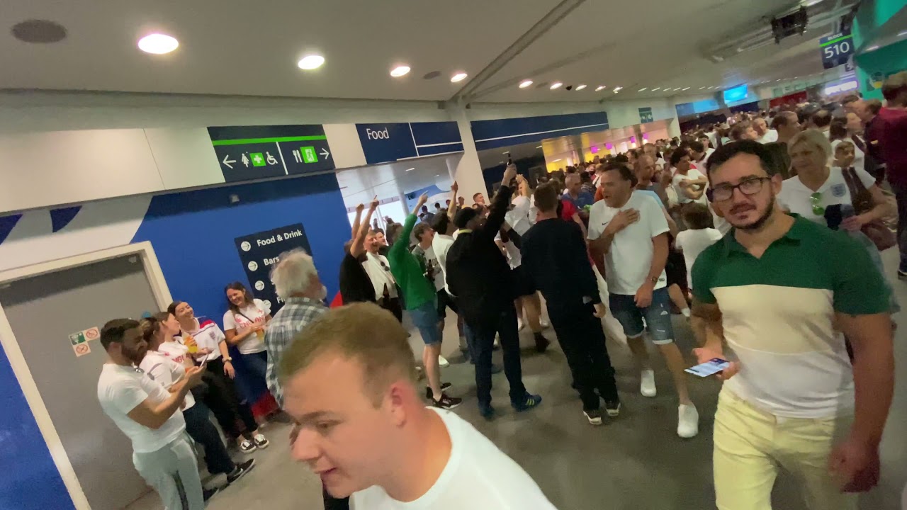 Experience english football game at Wembley stadium