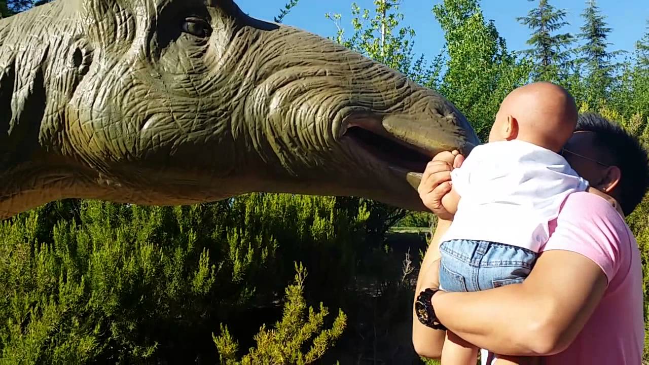 I&ntilde;igo with the dino at Faunia