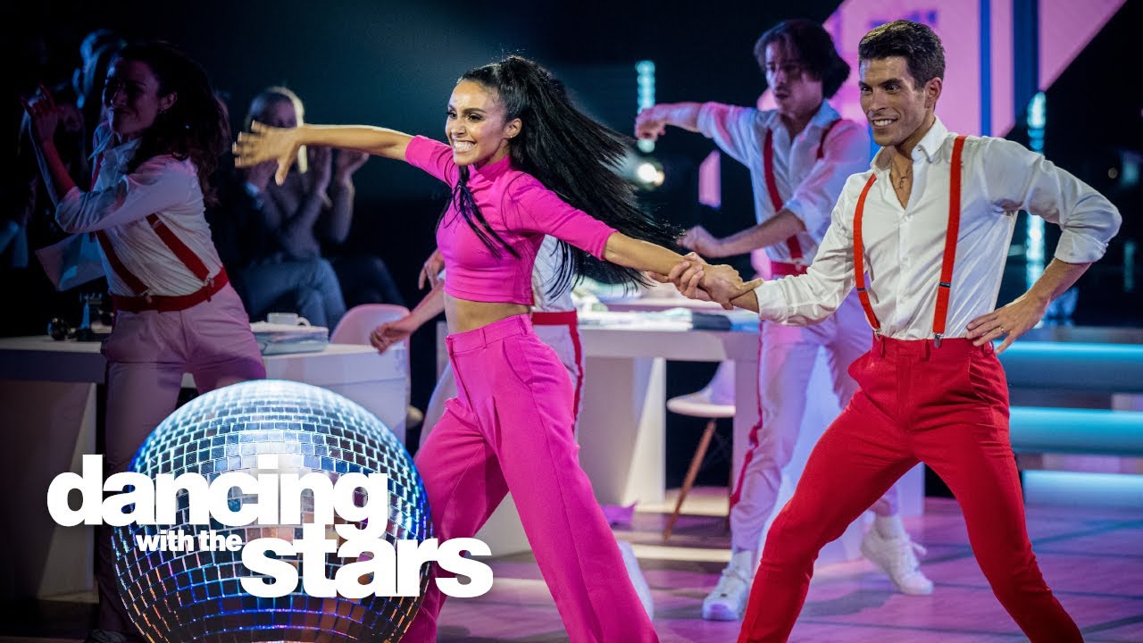 Cha cha cha! Adrian gooit Nora de lucht in met deze heerlijke dans | Dancing With The Stars