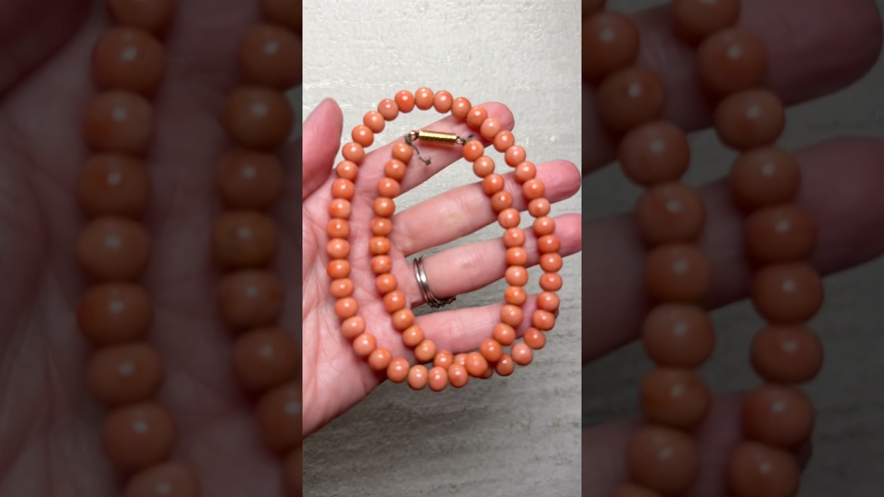 Коралловые бусы