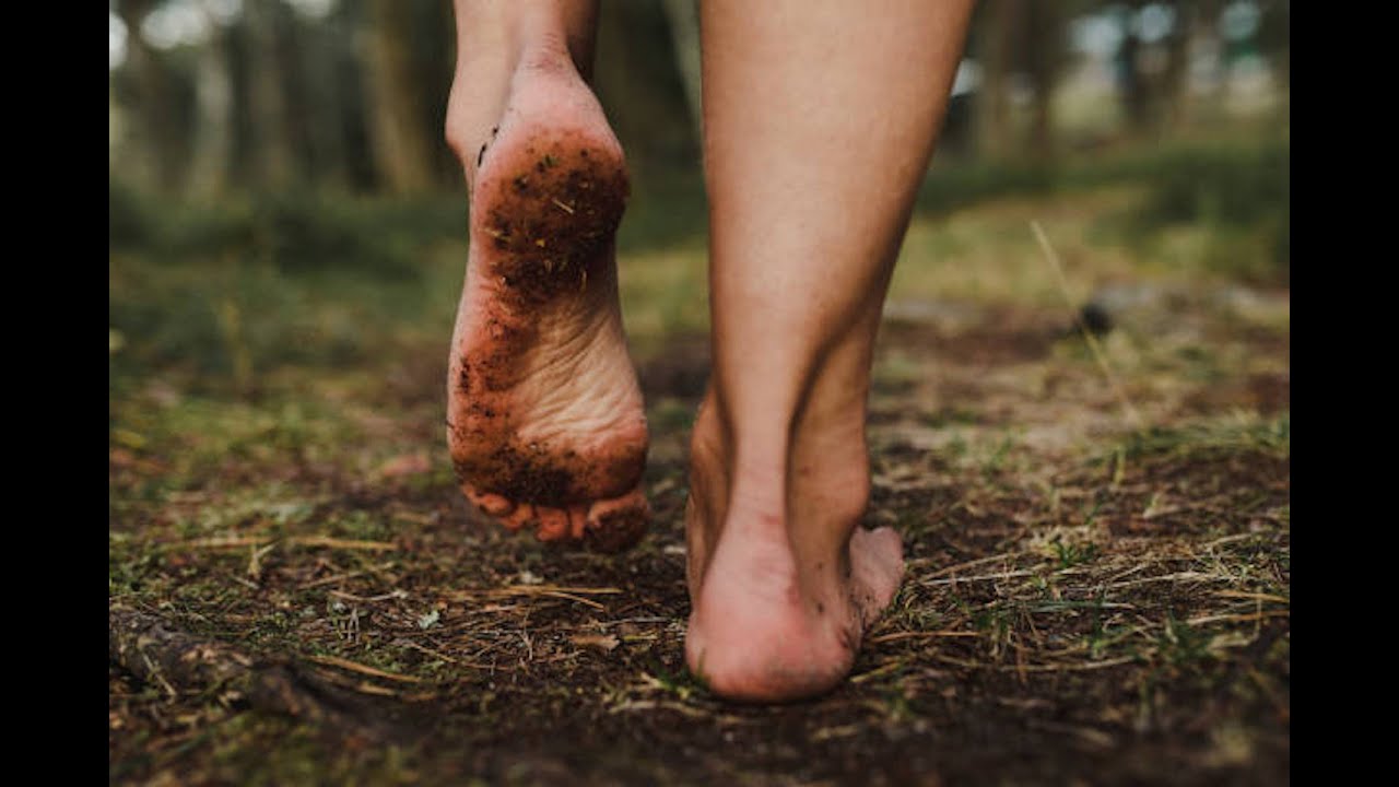 Schuhe aus! Deshalb solltest du Barfu&szlig;wandern ausprobieren