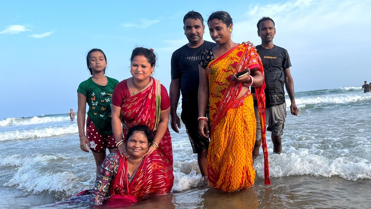 ফাইনালি পুরীর সমুদ্রে স্নান করলাম সবাই একসাথে🤩