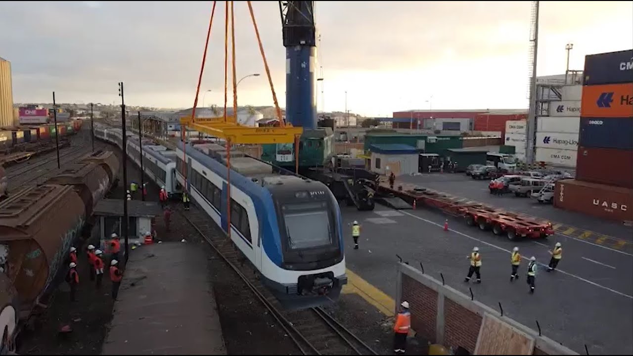 TRASLADO DE LOS NUEVOS TRENES DE PASAJEROS. PUERTO SAN ANTONIO-SANTIAGO.
