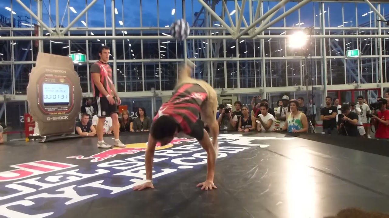Italy Red Bull Street Style 2013 FINAL Gunther vs Enry / Freestyle Football