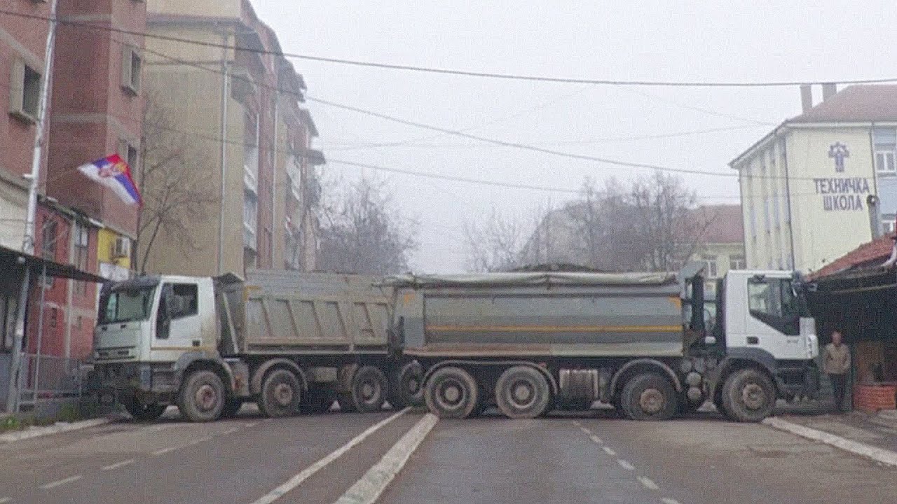 Дороги в Косове по-прежнему заблокированы, а Сербия привела армию в боевую готовность