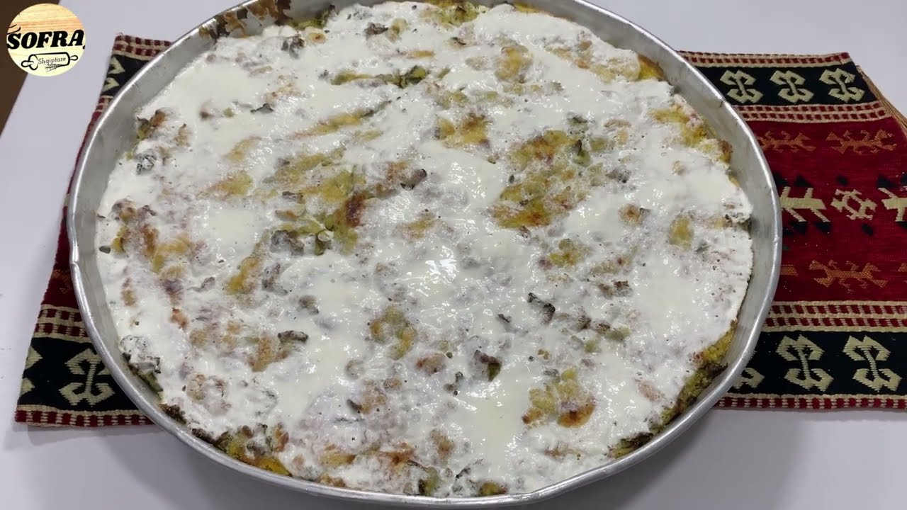 Laknor i Kallamojt i mbushur me Spinaq, Qepë te njoma dhe Gjizë - Pite Tradicionale me Miell Misri..