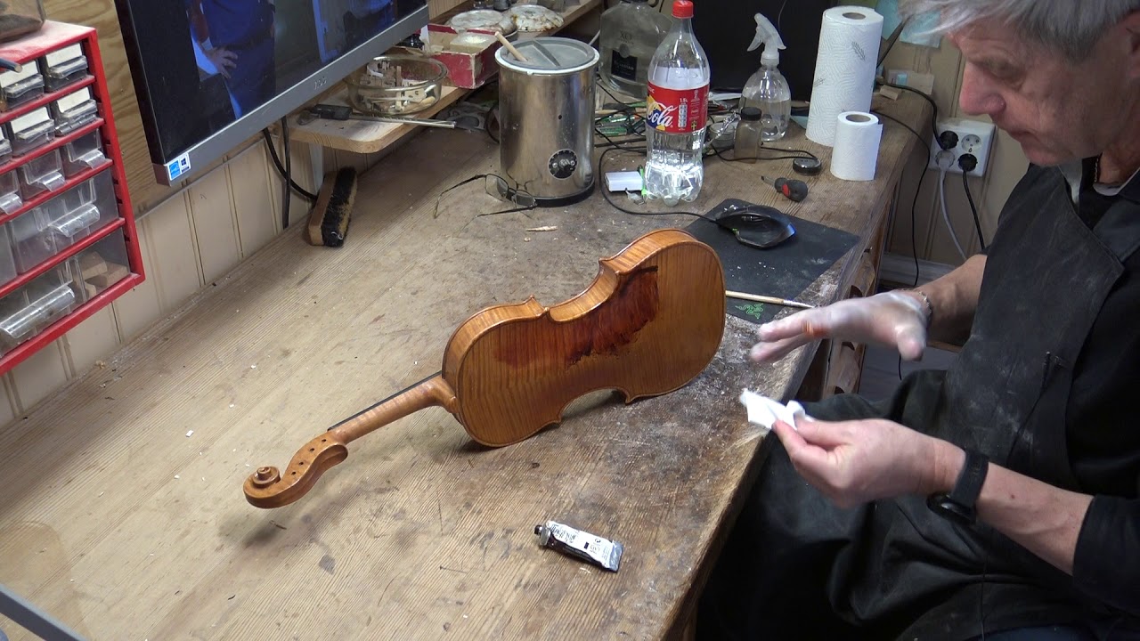 Violin maker Peter Westerlund Part 72a. Putting on the colour