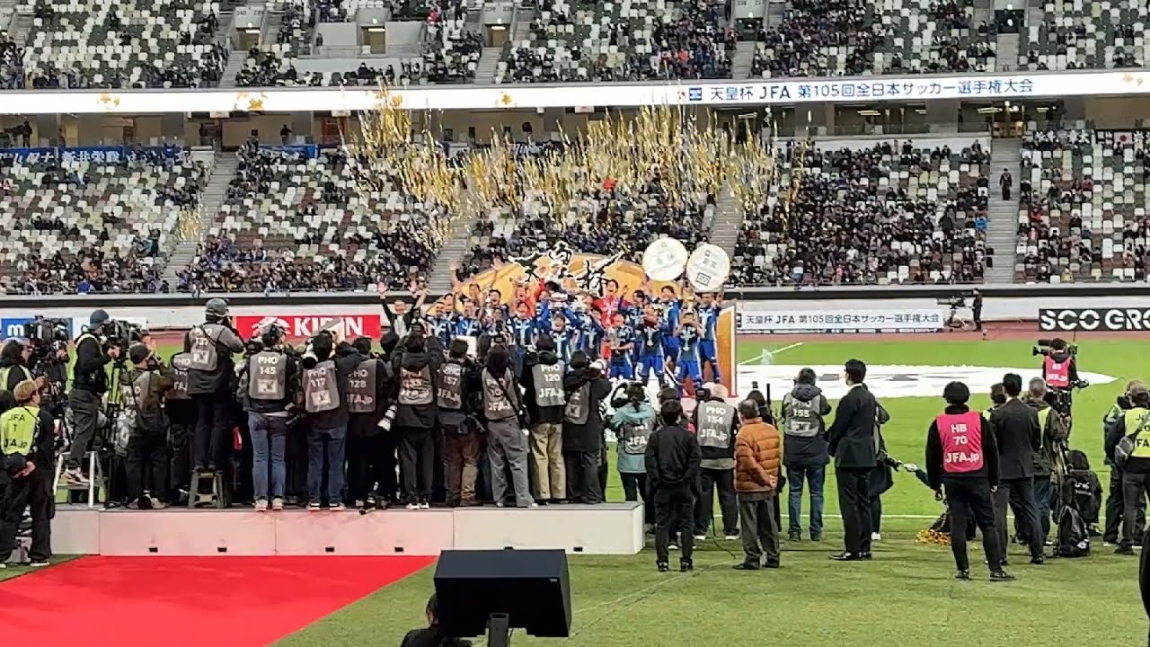 2025/11/22 国立競技場 (天皇杯決勝・町田－神戸) 試合終了後の表彰セレモニーの様子