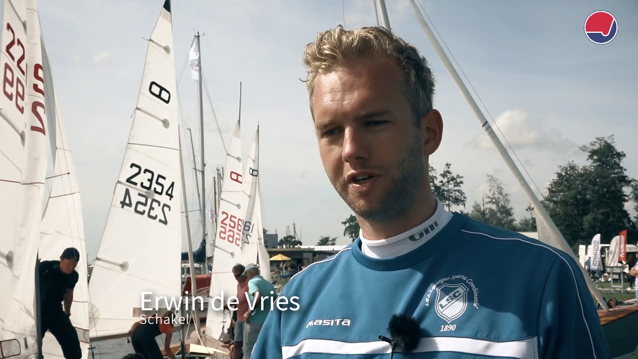 Erwin de Vries sailing the Sneek-Week in a Schakel