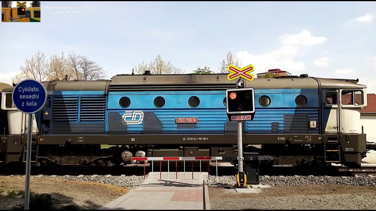 Železniční přejezd Neratovice Sídliště P8495 - AŽD LED-PV - 28.4. 2020 / Czech railroad crossing.