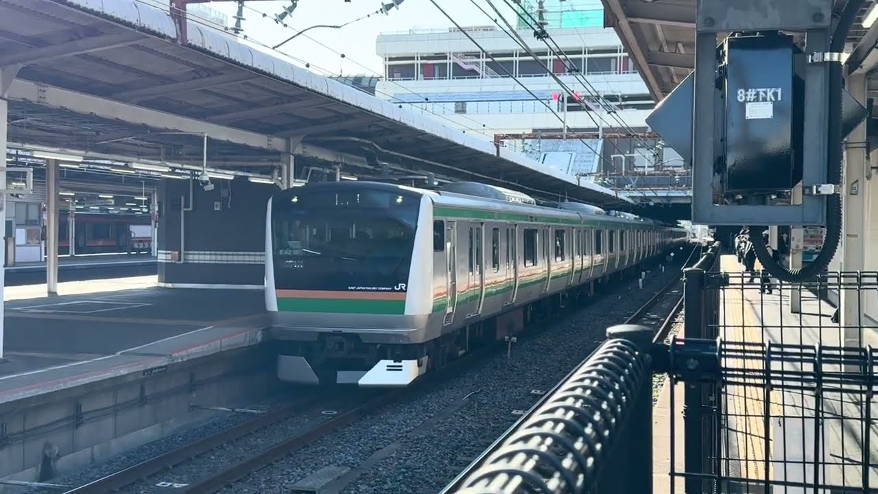 E233系3000番台E-52編成+E-06編成が大宮駅を発車するシーン