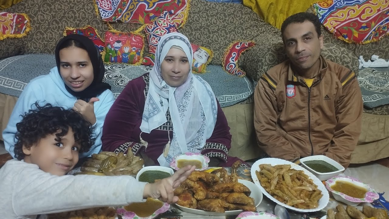 لمتنا على سفره فطار اول يوم رمضان محشي بتنجان وكوسه وكرنب كمان وكل سنه وانتم طيبين