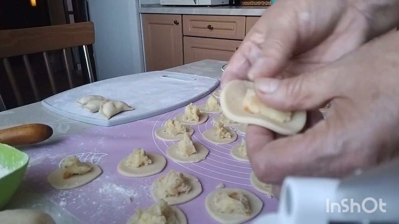 Пісні варенички  з картоплею і квашеною капустою.