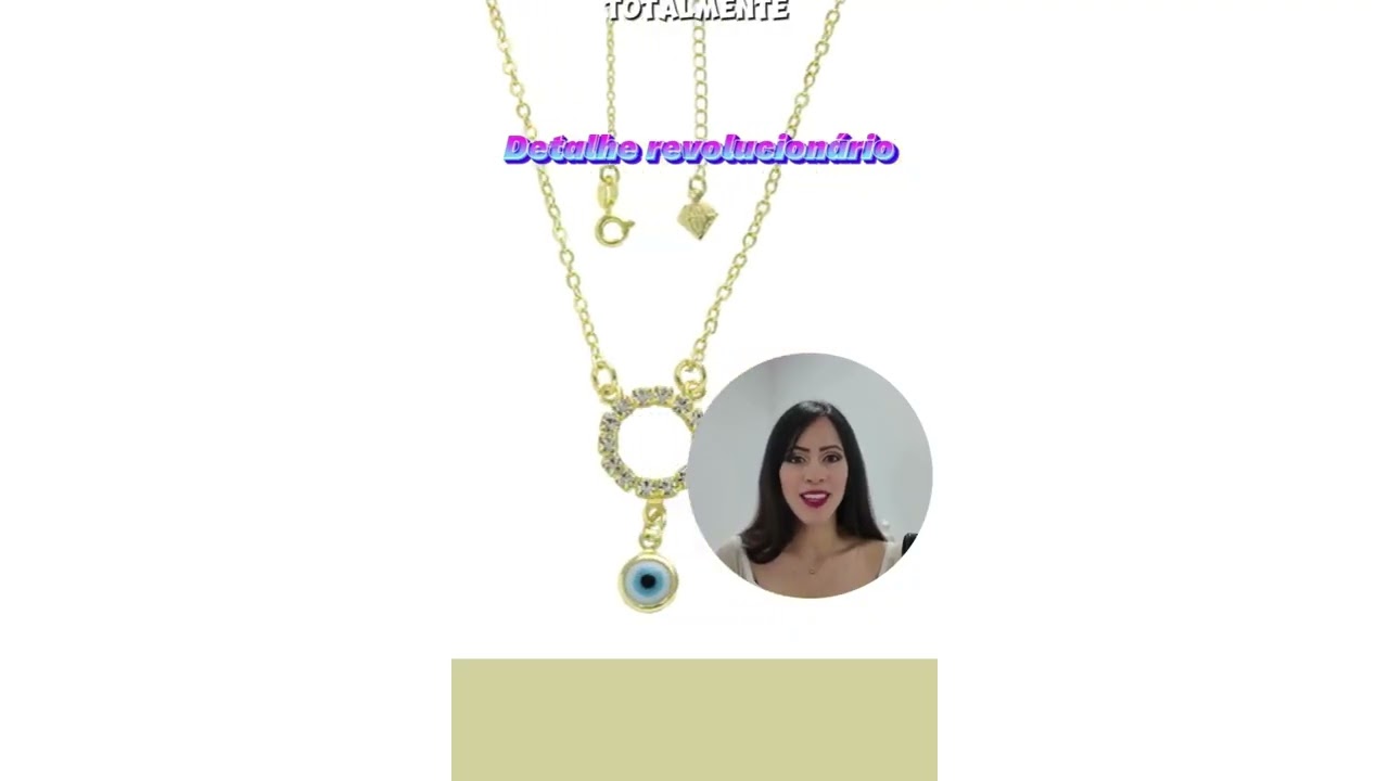 ✨ Gargantilha folheada a ouro, contendo adereço redondo, composto por pedras de strass e pingente ✨