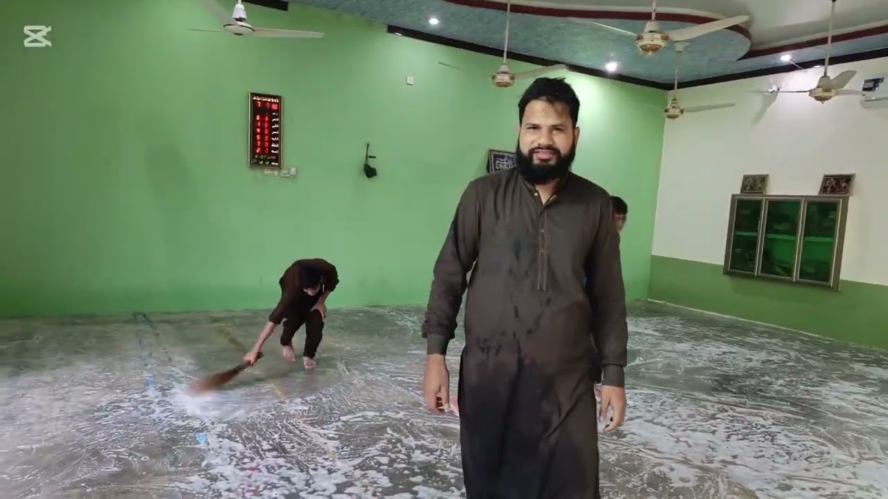 Jamiya Masjid Noor kee Safai karty hoye