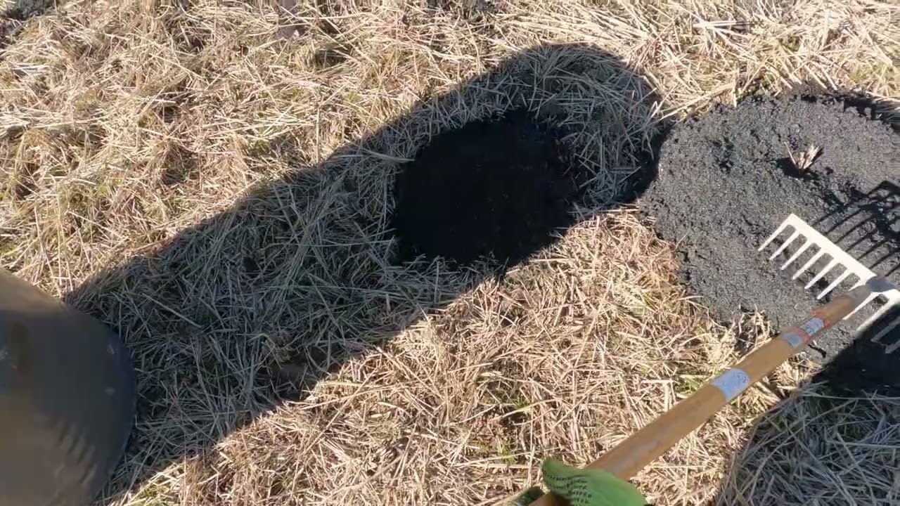 もみ殻くん炭を作ってみた　田んぼに投入！