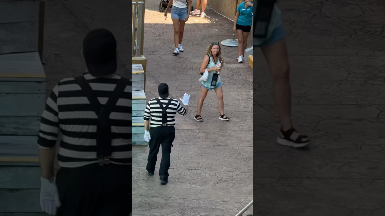 Mime vs. Tourist = Comedy Gold 🤣Tom mime Seaworld #seaworldmime #tomthemime #funny #shorts