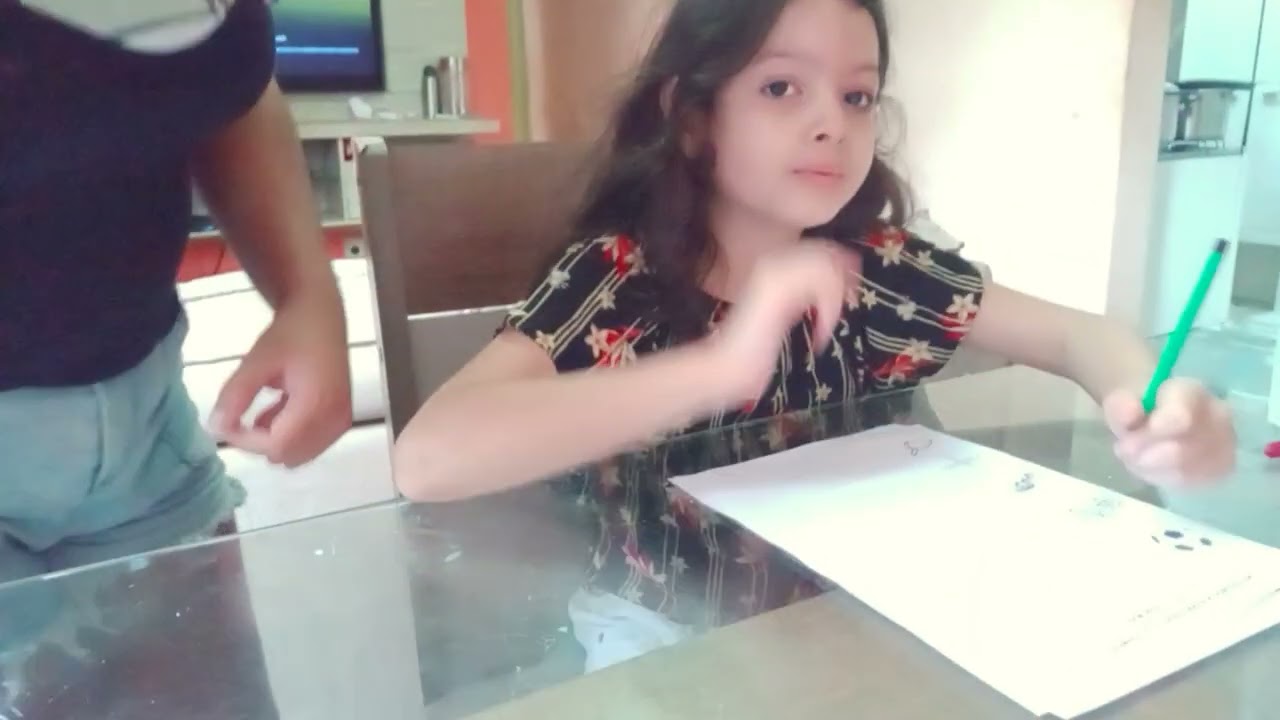 Juliana ensinando a Cecília