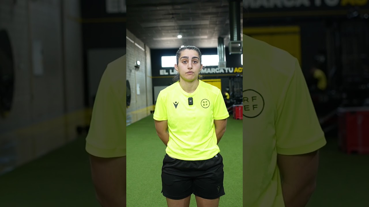 Carmen supera las pruebas físicas de arbitra de futbol sala.