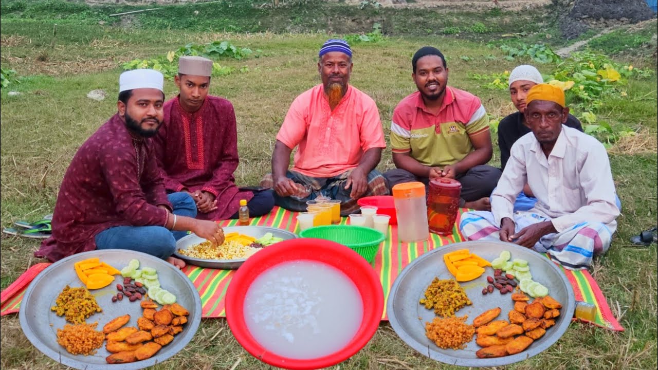 সবাই এক সাথে মিলে ইফতার করার মজাই আলাদা