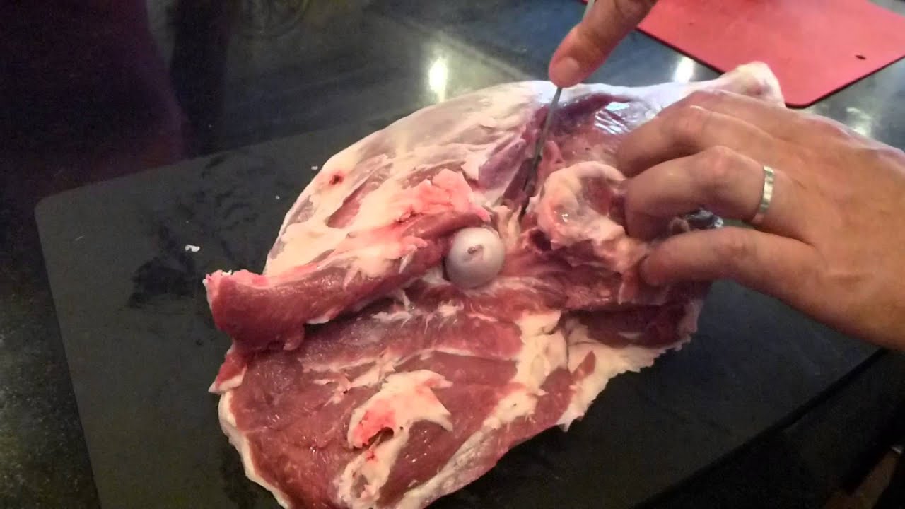 Désossage d'un gigot d'agneau Partie 1