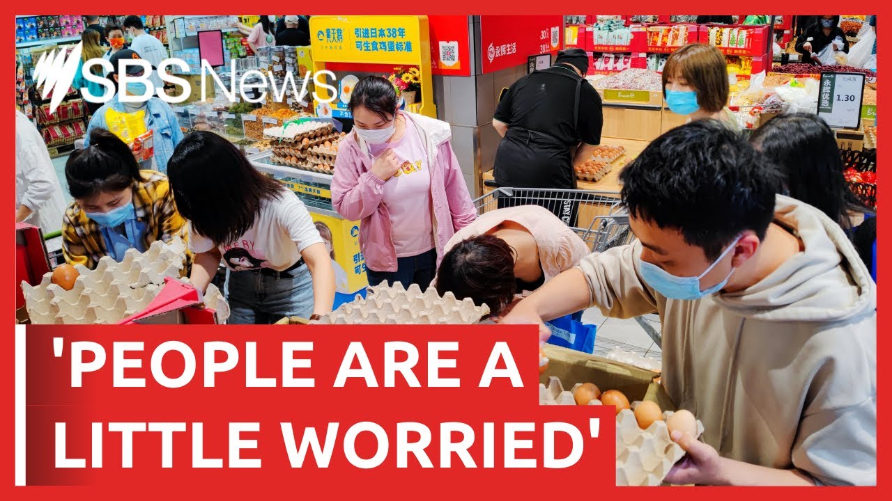 COVID-19 lockdown threat sparks panic buying in Beijing | SBS News