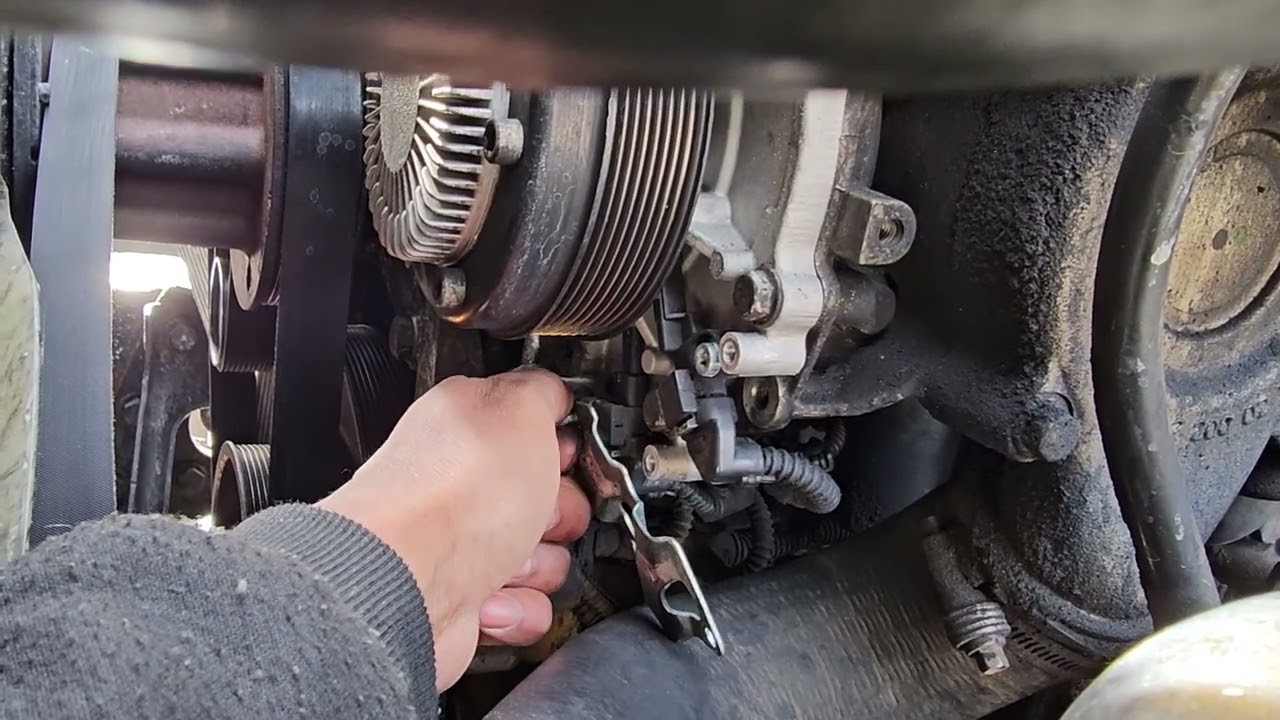 Как заменить водяной насос. DD13 DD15 Freightliner