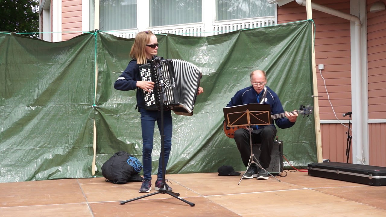Jari Saarenpää soittaa harmonikkaa Raumankarin markkinoilla Himangalla 2019