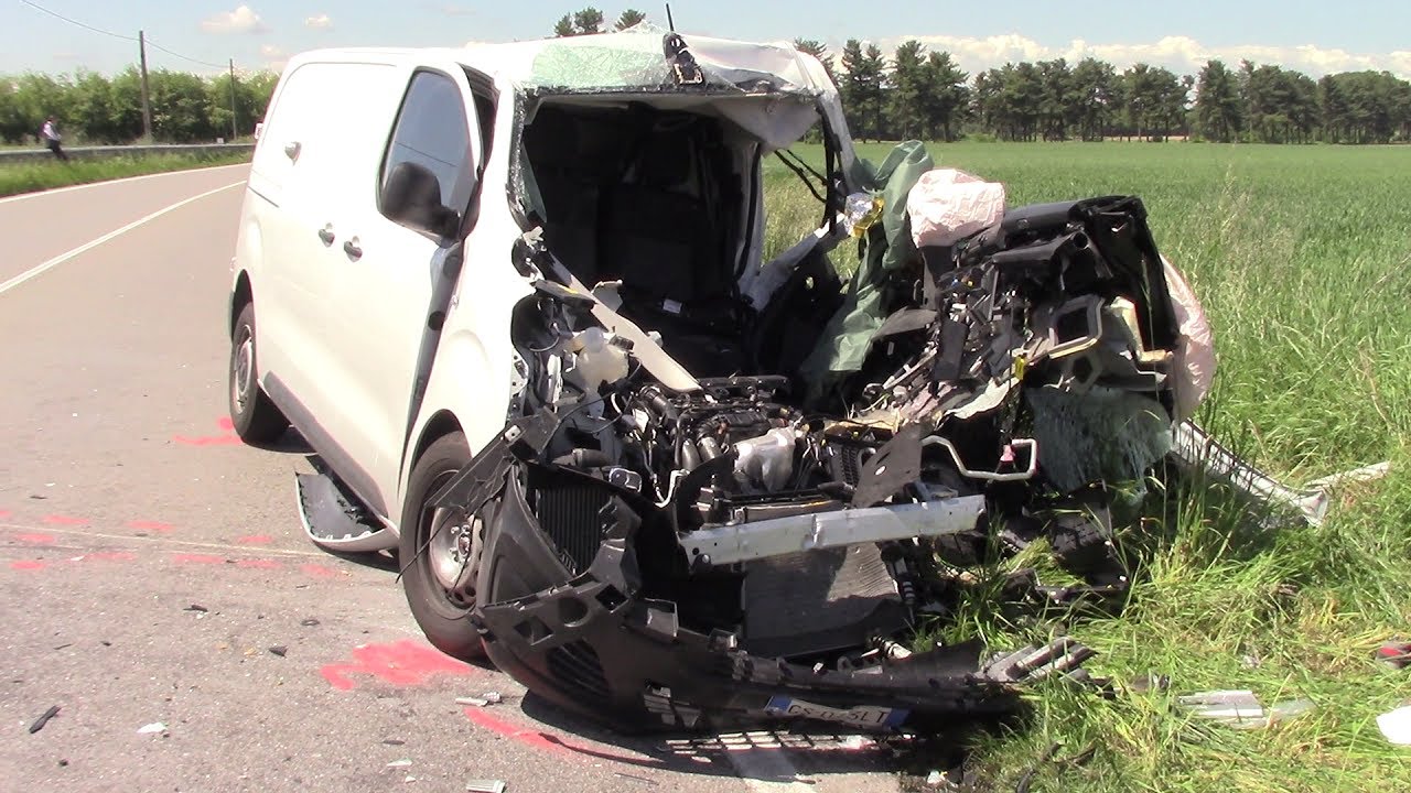 PARABIAGO INCIDENTE MORTALE CAMION CONTRO FURGONE