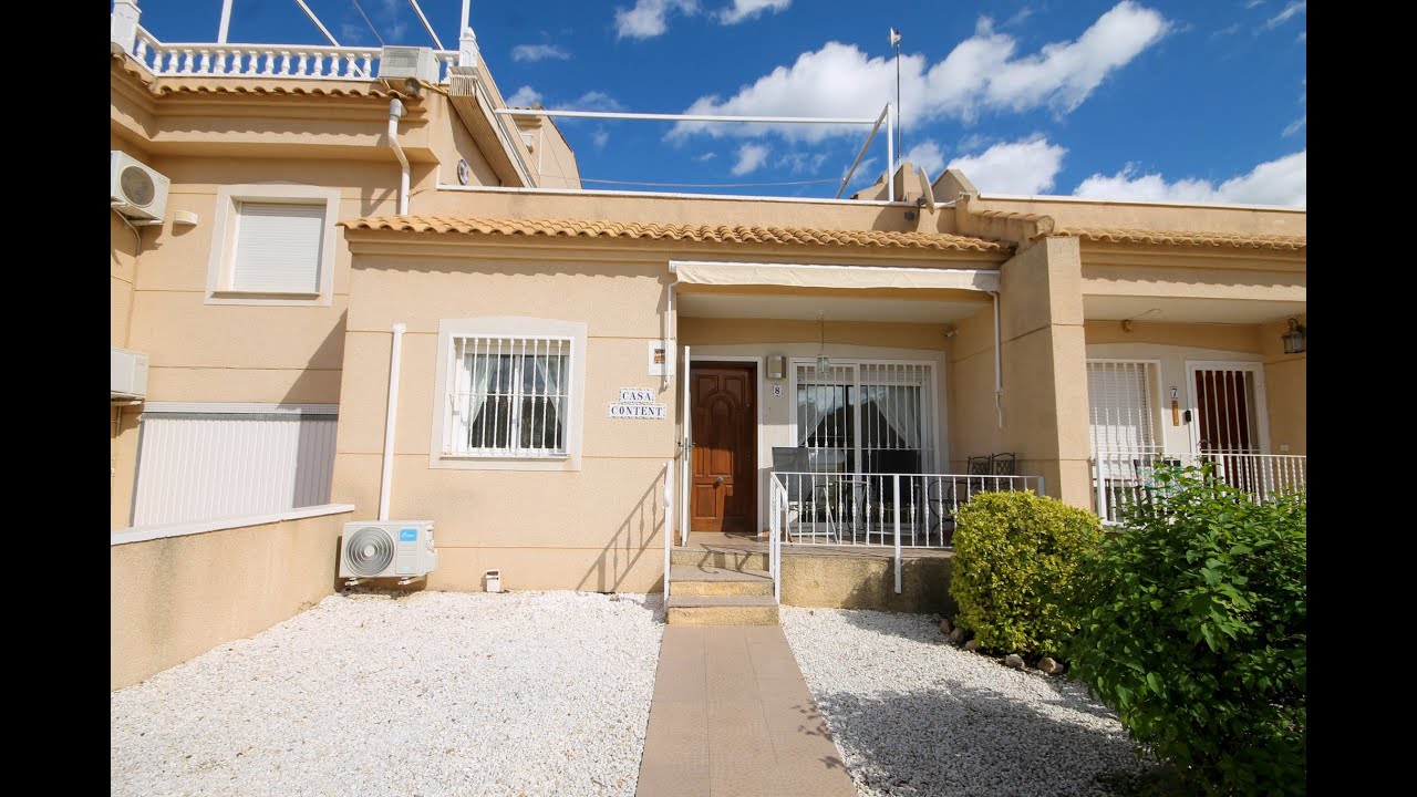 CV0831Fabulous 2 bed, 1 bath house with solarium and stunning communal pool and gardens. 169,999€
