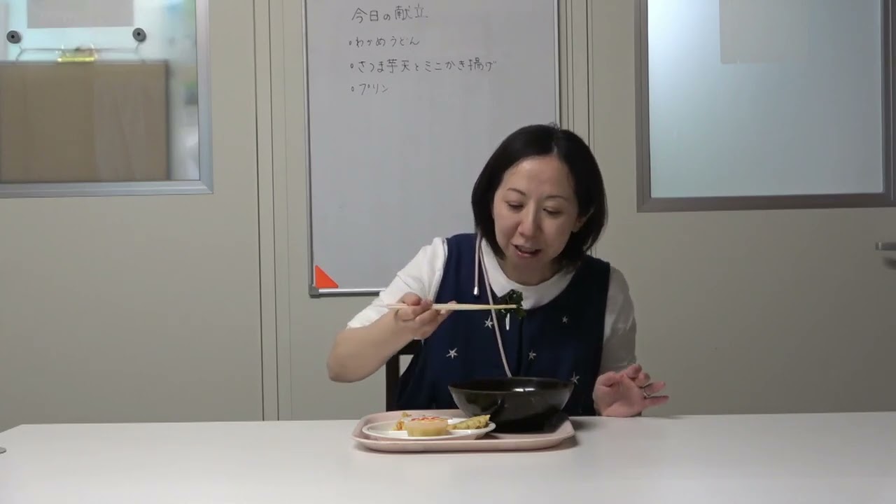 ともべ幼稚園　今日の給食「わかめうどん」を食べる