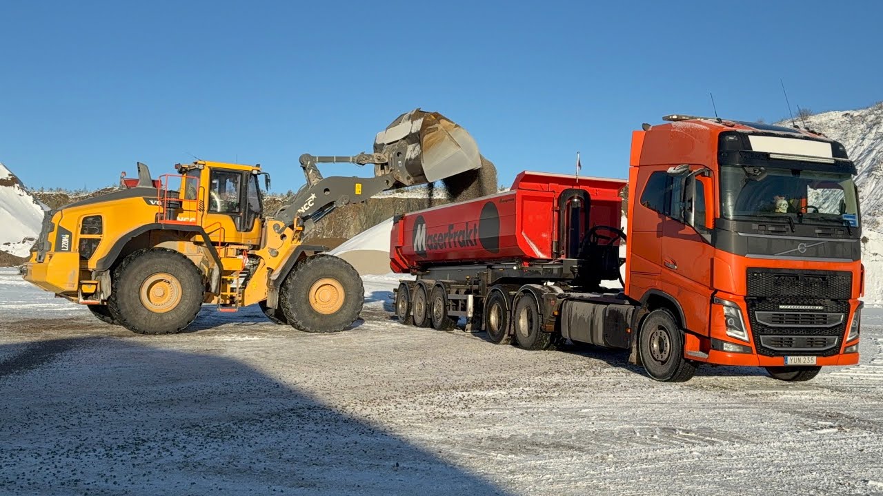 Heavy duty Volvo hauling gravel - 2017 Volvo FH16 6x4 750 hp