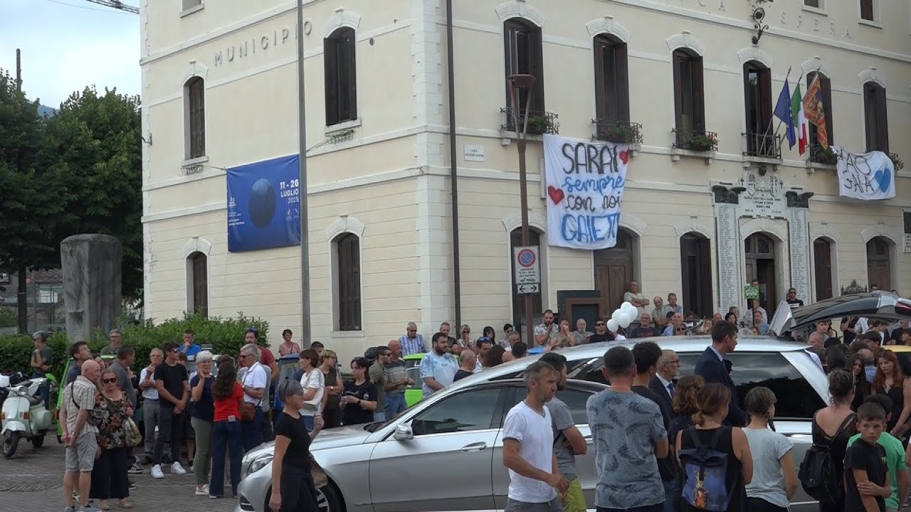 Fiori, striscioni e musica: la comunità di Borgo Valbelluna si rinunisce per l'ultimo saluto a Gaia