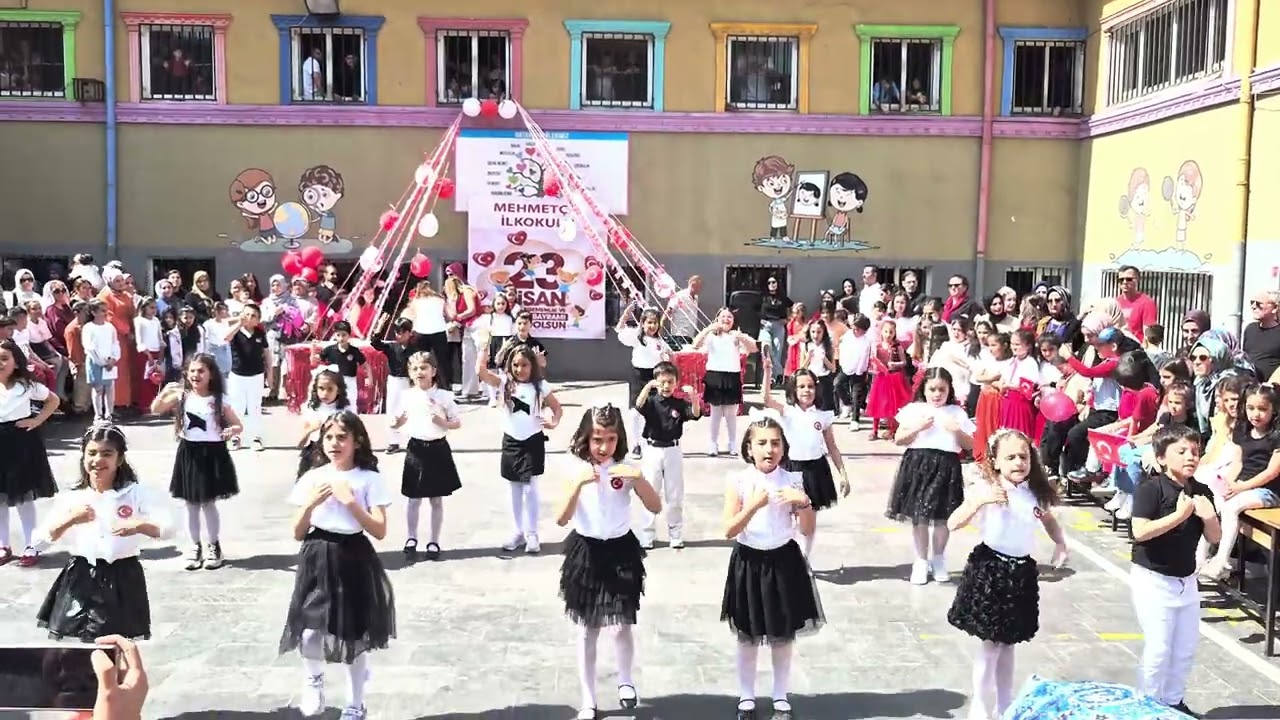 Mehmetçik İlköğretim Okulu 23 Nisan 2/B Gösterisi (Yatcaz Kalkcaz Ordayım)
