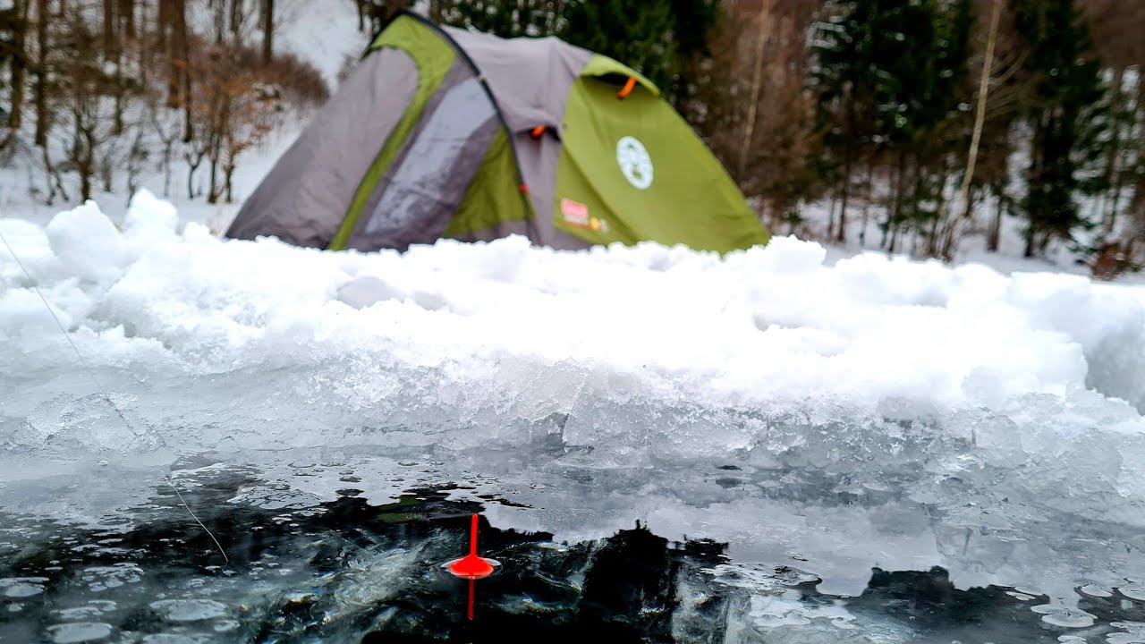 Am DORMIT în CORT pe GHEAȚĂ 🎣🏕❄ - O partidă de pescuit la COPCĂ pe un LAC în PĂDURE