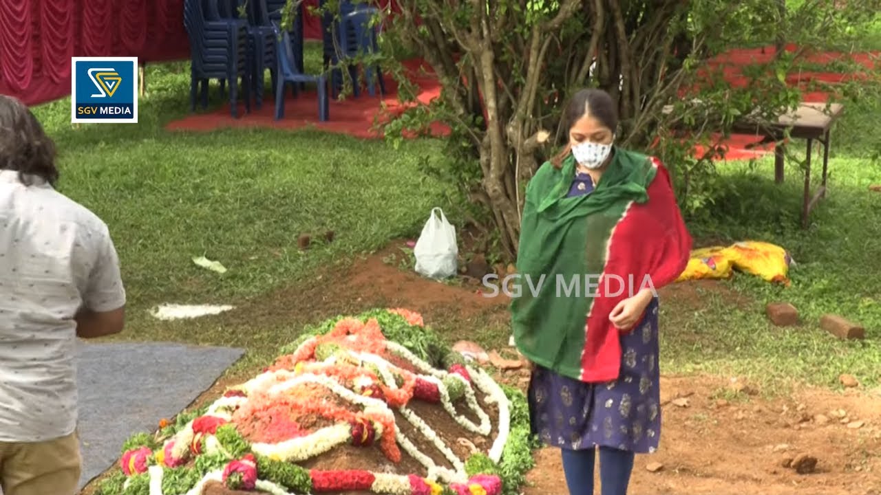 ಕಣ್ಣೀರಲ್ಲಿ ಚಿರು ಮಲಗಿದ ಜಾಗಕ್ಕೆ ಹೆಜ್ಜೆ ಹಾಕಿದ ಮೇಘನಾ ರಾಜ್ | CHIRANJEEVI SARJA | MEGHANA RAJ