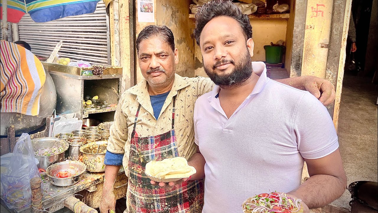 computerised chole kulche Laxmi Nagar and eating famous chole bhature