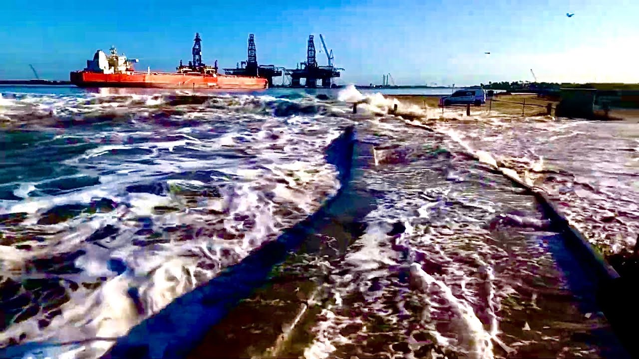 Tanker wave comes over bulkhead