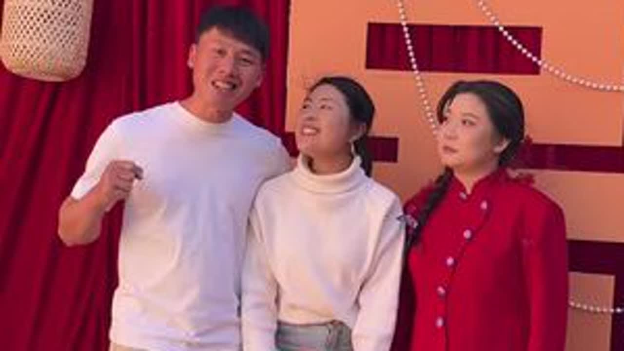让阿波和我去找我爸商量一下婚礼两边办的问题，阿波说要带我去参加朋友婚礼，他们也是两边在好热闹呀#农村酒席习俗 #我的乡村生活 #农村酒席美食