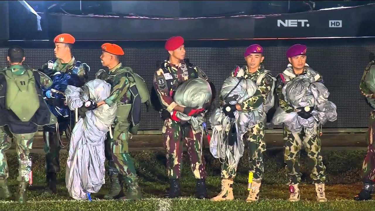 Atraksi Terjun Payung oleh TNI dan Polri di Opening Ceremony Indonesian Championship Torabika 2015