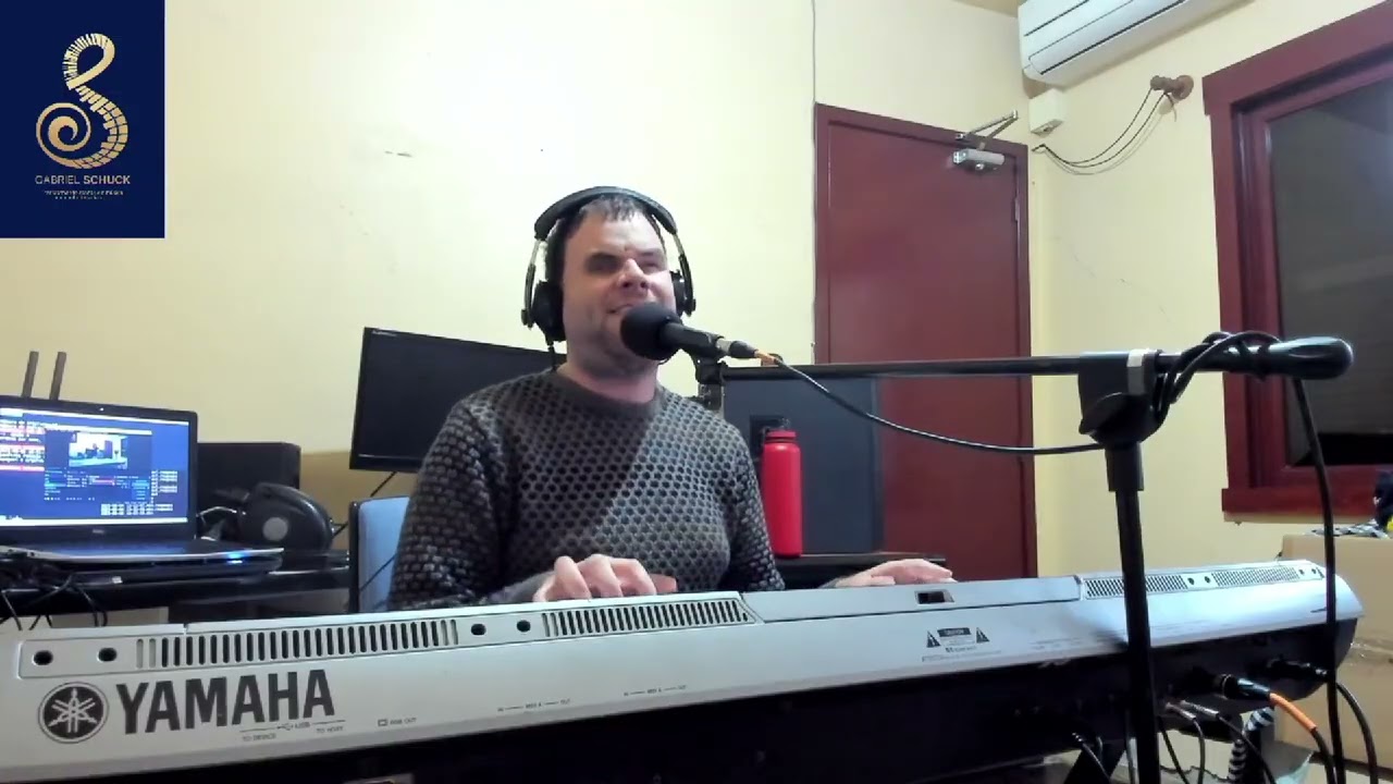 Tocando e cantando a música 