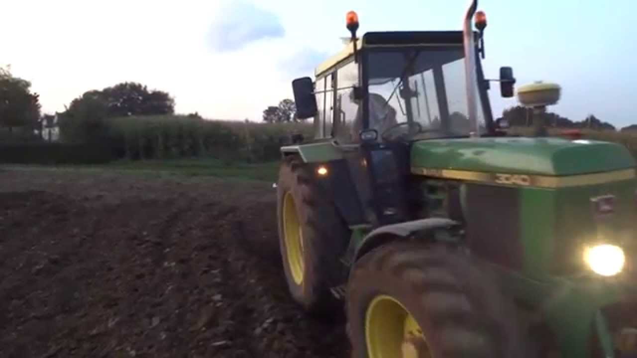 John Deere 3040 Ploegen 5 schaar Rabewerk wentelploeg in Genhout door Frans Senden