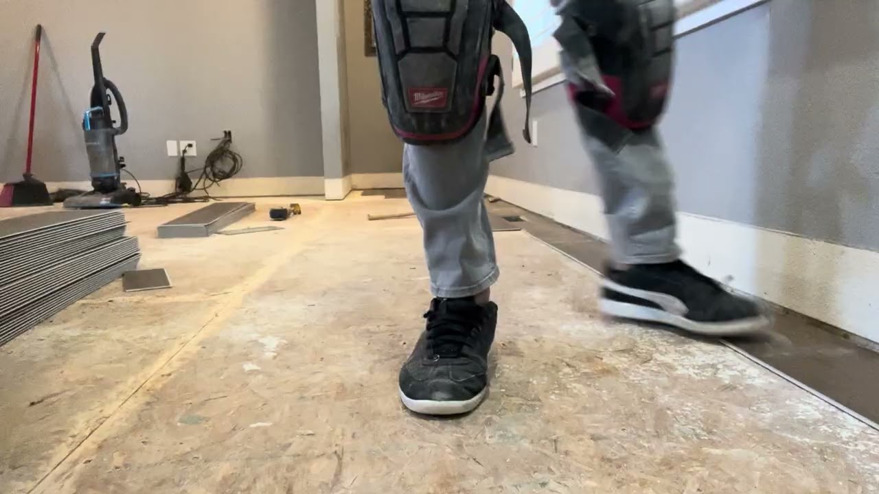 installing LVT flooring whit only using a knife @Allflooringcontractorsllc @rubioflooring 